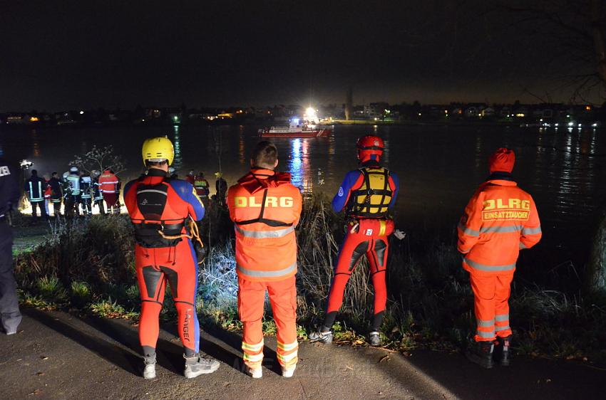 Einsatz BF Koeln PKW im Rhein Mondorf Hersel P043.JPG